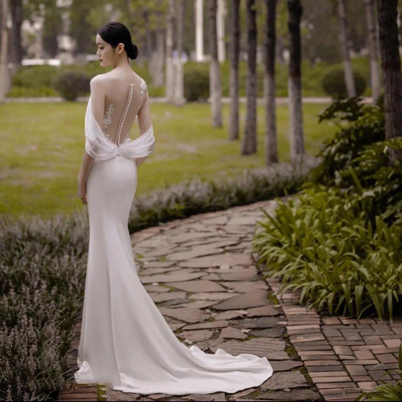 ผ้าซาตินใหม่ชุดแต่งงานที่เรียบง่ายเจ้าสาวริมทะเลสนามหญ้าแต่งงานฮันนีมูนท่องเที่ยวแฟชั่นชุดยาวสีขาว
