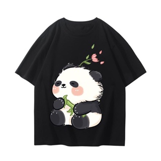 【สปอตสินค้า】 เสื้อยืดผ้าฝ้ายพิมพ์ลายหมีแพนด้าน่ารักแขนสั้นสุดฮอตเวอร์ชั่นการ์ตูนหมีแพนด้าอิน