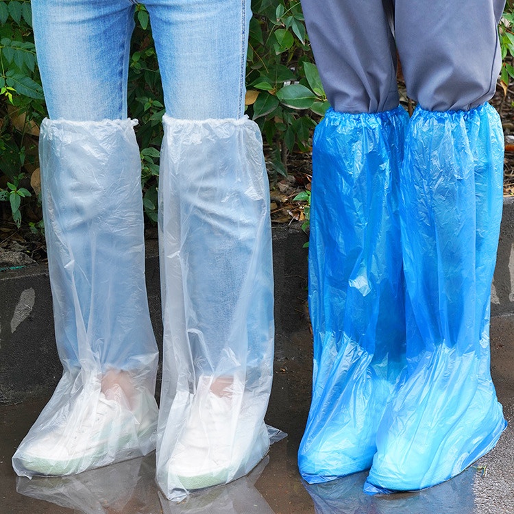 ภาพหน้าปกสินค้าที่ครอบรองเท้ากันฝน สีฟ้า สีขาว ทำจากวัสดุPEอย่างหนา ยืดหยุ่นเบา กันน้ำและคราบสกปรก