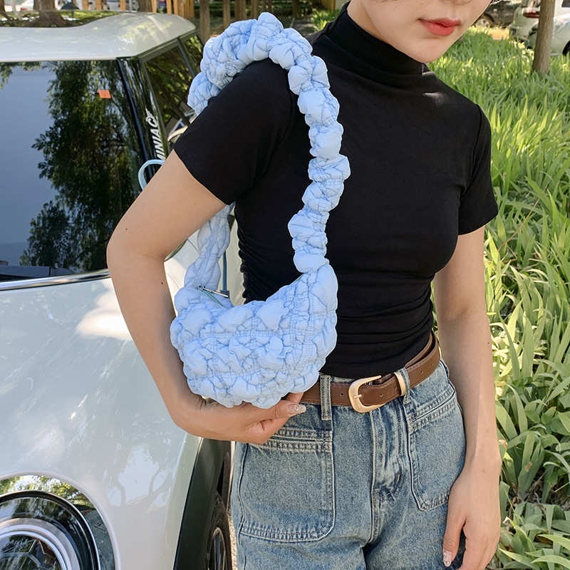 carlyning-style-cozy-soft-m-womens-bag-jennie-cos-cloud-bag-กระเป๋าสะพายไหล่-ผ้าฝ้าย-แบบนิ่ม-ขนาดใหญ่-จุของได้เยอะ-ลายก้อนเมฆ-แฟชั่นสําหรับสตรี