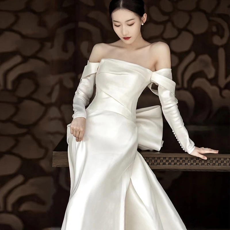 ชุดแต่งงานแขนยาวเรียบง่ายผ้าซาตินฝรั่งเศสเจ้าสาวใหม่ริมทะเลสนามหญ้าแต่งงานฮันนีมูนเดินทางชุดสีขาว
