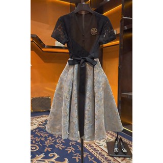 Black lace spliced dress is popular in womens wear this year. Small temperament Hepburn style high-end exquisite big brand