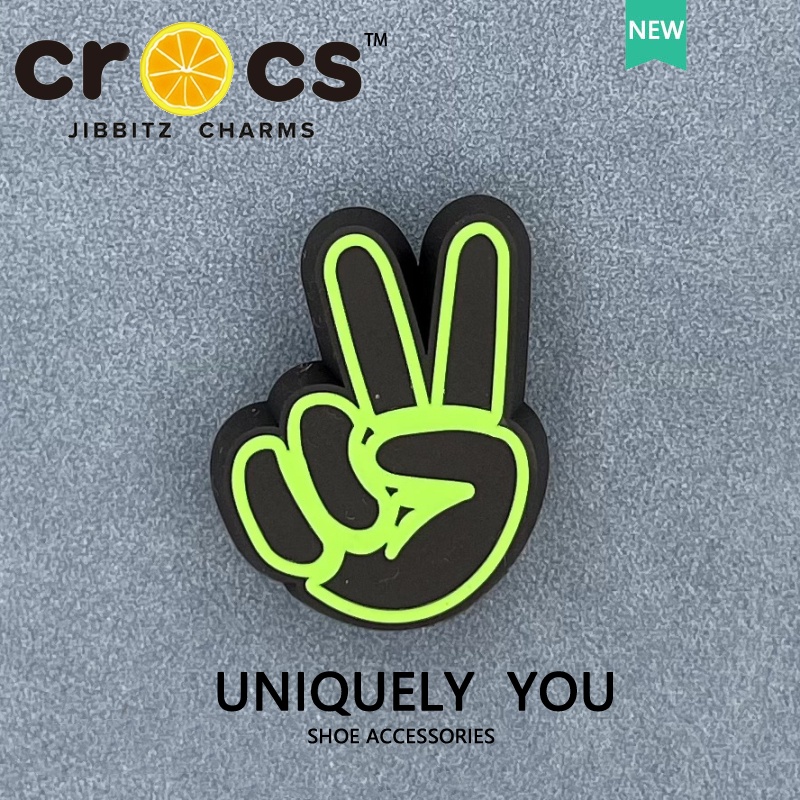 ภาพหน้าปกสินค้าJibbitz crocs charms เครื่องประดับ รูปสับปะรด สีรุ้ง หลากสี สําหรับรองเท้า DIY จากร้าน hongping121475.th บน Shopee