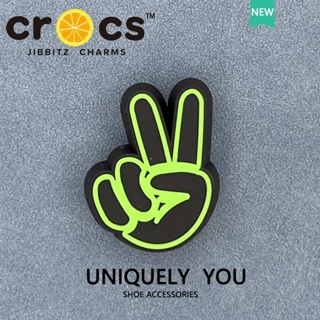 ภาพขนาดย่อของภาพหน้าปกสินค้าJibbitz crocs charms เครื่องประดับ รูปสับปะรด สีรุ้ง หลากสี สําหรับรองเท้า DIY จากร้าน hongping121475.th บน Shopee
