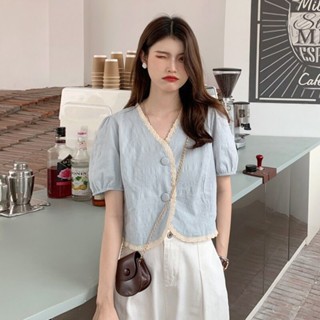 เสื้อครอปท็อปลําลอง แขนพัฟ แบบนิ่ม แต่งลูกไม้ เข้ากับทุกการแต่งกาย สไตล์วินเทจ แฟชั่นฮาราจูกุ สําหรับผู้หญิง
