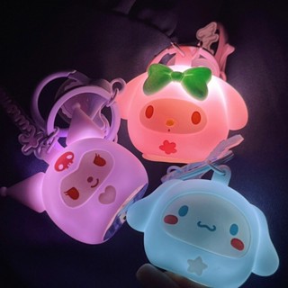 Sanrio พวงกุญแจ LED พวงกุญแจ Hello Kitty Kuromi Cinnamoroll เรืองแสง พวงกุญแจ จี้ กระเป๋า เครื่องประดับ อุปกรณ์ อะนิเมะ สร้างสรรค์ พวงกุญแจ