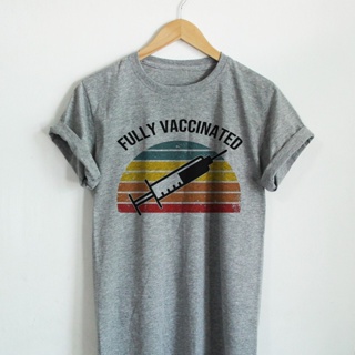 Fully Vaccinated เสื้อยืดสกรีน เสื้อยืด ฉีดวัคซีนแล้ว เสื้อยืดกราฟฟิก แนววินเทจ เสื้อยืดวัยรุ่น