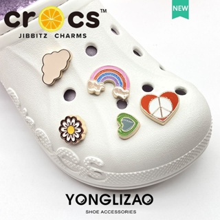 ภาพขนาดย่อของภาพหน้าปกสินค้าCrocs jibibitz charms หัวเข็มขัดโลหะ หลากสีสัน อุปกรณ์เสริมรองเท้า DIY 2023 จากร้าน hongping121475.th บน Shopee