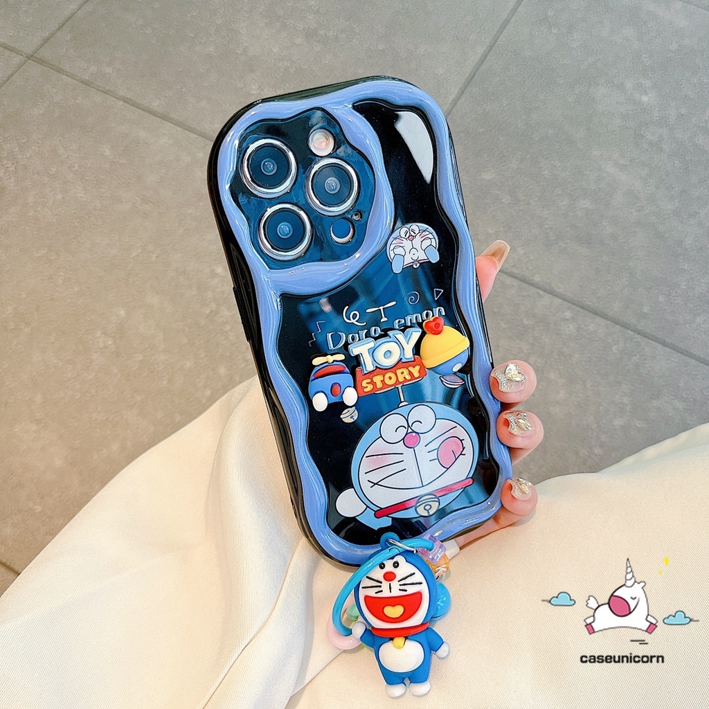 เคสโทรศัพท์มือถือ-ขอบโค้ง-ลายการ์ตูนโดราเอมอน-3d-พร้อมสายคล้องมือ-สําหรับ-samsung-a14-a24-a11-a30s-a50s-a04s-a12-a23-a13-a50-a32-a03s-a03-a10s-a52-a51-a52s-a31-a21s-a20-a30-a02s-a20s