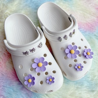 การ์ตูน สีม่วง ดอกไม้ Crocs Jibbitz ดอกทานตะวัน Jibbits Charm เดซี่ ดอกไม้ Jibits Crocs สําหรับผู้หญิง รองเท้า อุปกรณ์เสริม DIY จี้รองเท้า หมุดตกแต่ง