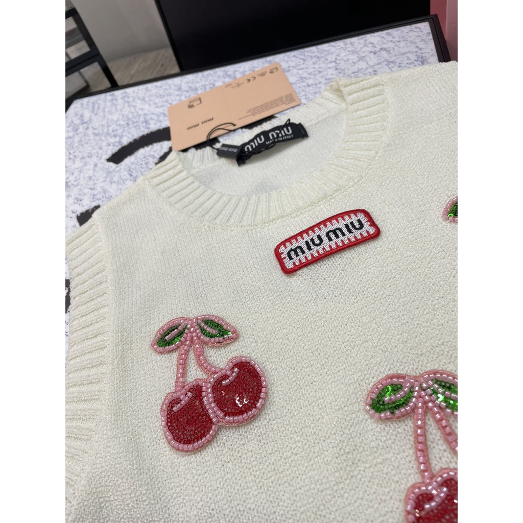 b8g5-miu-miu-2023-autumn-and-winter-new-chest-square-cloth-label-cherry-large-round-neck-knitted-vest-short-design-fashion-all-match