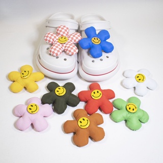 Jibbitz Flower Pompom Jibits Croc Charm Sunflower Shoe Charms Smiley Flower Croc Jibbits Pin สําหรับตกแต่งรองเท้าผู้หญิง