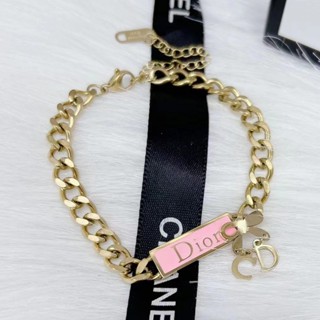 ใหม่ สร้อยข้อมือ สเตนเลส ทรงสี่เหลี่ยมผืนผ้า ลายตัวอักษร CD สีชมพู เครื่องประดับแฟชั่น สําหรับผู้หญิง 2023