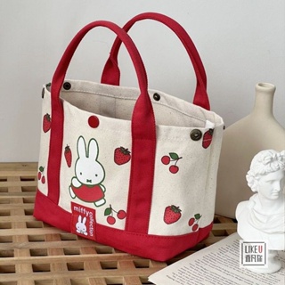 Miffy Miffy Rabbit Strawberry กระเป๋าถือ กระเป๋าสะพายไหล่ ผ้าแคนวาส แบบหนา สําหรับใส่กล่องอาหารกลางวัน ช้อปปิ้ง