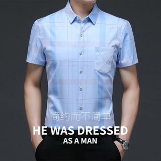 Spot high CP value] Boys shirts, young handsome shirts, real pockets mens short-sleeved shirts, 2023 new middle-aged half-sleeved striped ice silk large-size shirts, dads summer clothes.