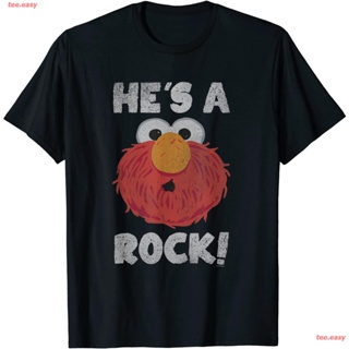 【hot sale】เสื้อยืด ถนนงา วงดนตรี หิน ดนตรี ผู้ชาย เสื้อยืด Sesame Street Hes A Rock T-Shirt เสื้อคู่ ยุโรปและอเมริกา เส