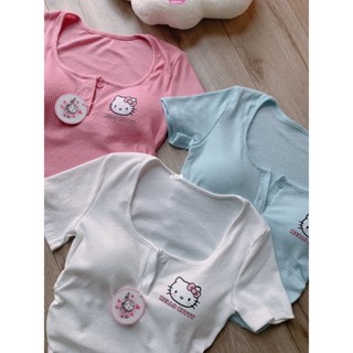 Hello Kitty ใหม่ แขนสั้น ผู้หญิง ฤดูร้อน ด้วยตนเอง พร้อมแผ่นอก สาว สั้น บาง ชุดชั้นใน เสื้อ bottoming เสื้อเบลาส์