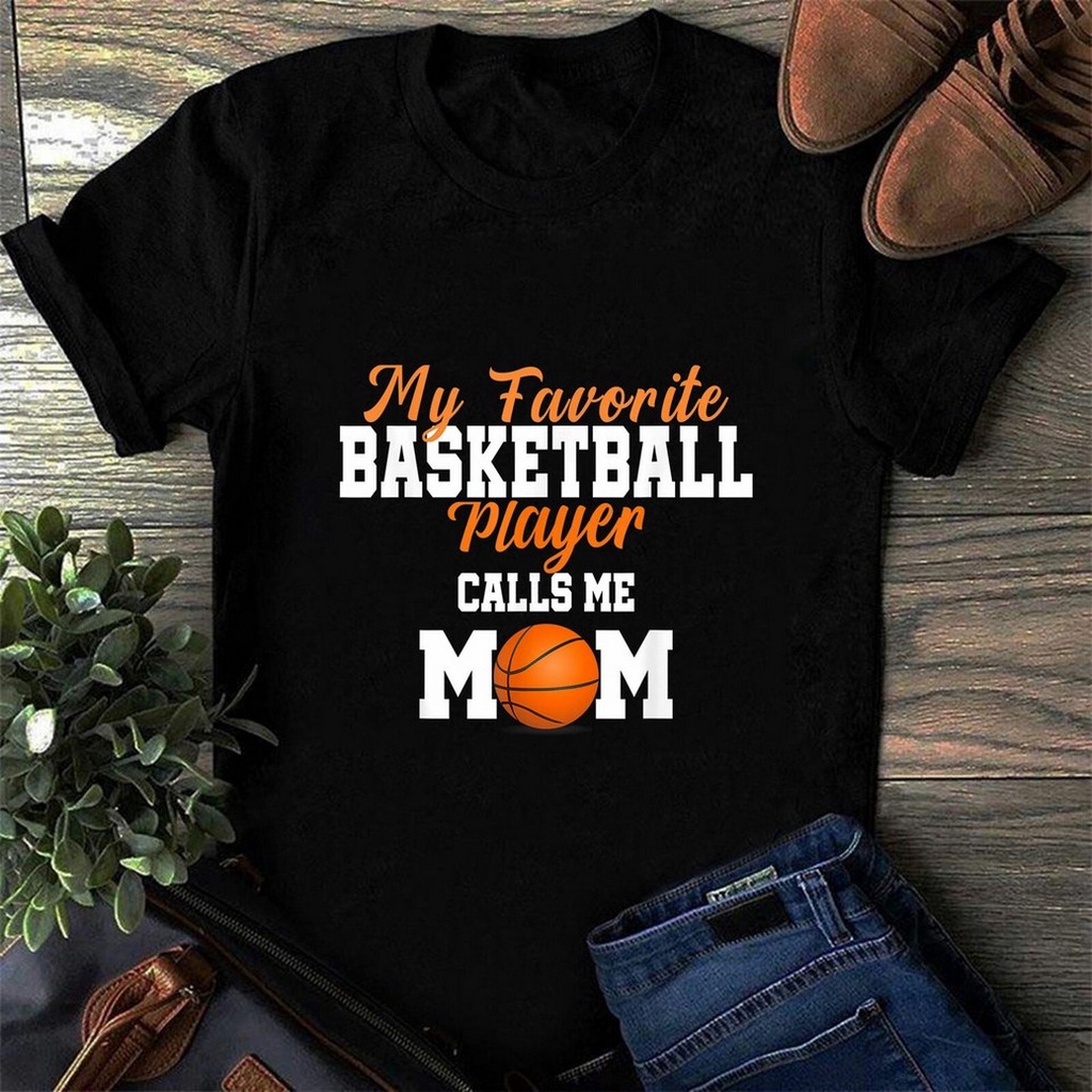 เสื้อยืด-พิมพ์ลาย-my-favorite-basketball-player-calls-me-mom-fun-mothers-day-สําหรับผู้ชาย