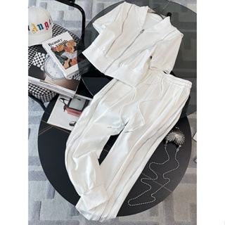 ชุดกีฬาแขนสั้นลําลอง คอวี และกางเกง สีขาว สไตล์ชาแนล สําหรับผู้หญิง สองชิ้น