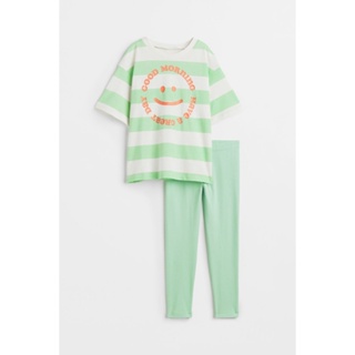 ภาพหน้าปกสินค้าH&M  Boy Pyjamas with an oversized T-shirt top 1098543_1 ซึ่งคุณอาจชอบสินค้านี้