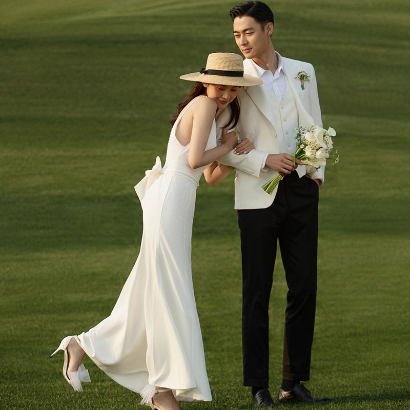 ชุดแต่งงานที่เรียบง่ายฝรั่งเศสแขนกุดใหม่แฟชั่นเจ้าสาวริมทะเลสนามหญ้าแต่งงานฮันนีมูนเดินทางชุดสีขาว