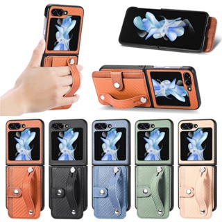 เคสโทรศัพท์มือถือแบบแข็ง คาร์บอนไฟเบอร์ ฝาพับ พร้อมช่องใส่บัตร และสายคล้องข้อมือ สําหรับ Samsung Galaxy Z Flip 5 4 3 2 1 Flip3 Flip4 Flip2 5G