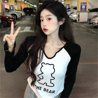 เสื้อกันหนาวแขนยาว คอวี เข้ารูป พิมพ์ลายหมี สีคอนทราสต์ แฟชั่นฤดูใบไม้ร่วง สไตล์เกาหลี สําหรับผู้หญิง 4XH
