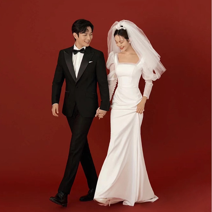 ใหม่-ชุดแต่งงานที่เรียบง่าย-เจ้าสาว-สนามหญ้าริมทะเล-งานแต่งงาน-ฮันนีมูน-ท่องเที่ยว-แฟชั่น-ชุดเดรสยาวสีขาว