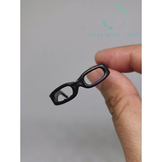 ภาพหน้าปกสินค้าแว่นตาพลาสติกจิ๋ว แว่นตาสีดำ แว่น แว่นจิ๋ว แว่นตา แว่นตาจิ๋ว #ของจิ๋ว #ของตกแต่ง ซึ่งคุณอาจชอบราคาและรีวิวของสินค้านี้