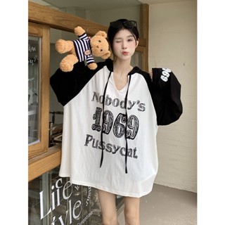 เสื้อยืด คอวี แขนยาว มีฮู้ด ทรงหลวม พิมพ์ลาย สไตล์เรโทร แฟชั่นฤดูใบไม้ผลิ ฤดูร้อน สําหรับผู้หญิง