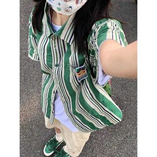 เสื้อเชิ้ตแขนสั้น ทรงหลวม ลายทาง สีเขียว สไตล์ฮ่องกง แฟชั่นฤดูร้อน สําหรับผู้หญิง 2023