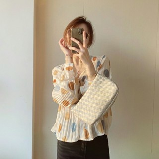 Xiao เสื้อเชิ้ตแขนยาว คอวี ผ้าชีฟอง จับจีบ ลายจุด ทรงหลวม สไตล์เรโทร แฟชั่นฤดูใบไม้ผลิ สําหรับผู้หญิง YJZO