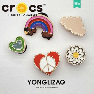 ภาพหน้าปกสินค้าCrocs jibibitz charms หัวเข็มขัดโลหะ หลากสีสัน อุปกรณ์เสริมรองเท้า DIY 2023 ที่เกี่ยวข้อง