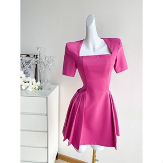 แฟชั่นชุดหรูสีชมพู ออกแบบสไตล์ฝรั่งเศสในฤดูร้อนปี 2023 ใส่กระโปรงสั้นเอวเล็ก