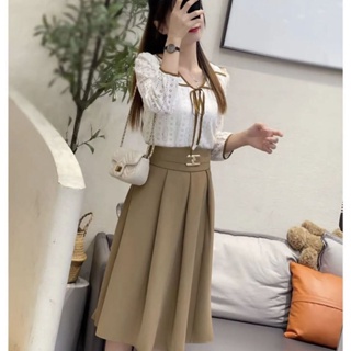 The design feels that the new autumn style tie-up tie-up round-neck lace blouse shows a thin half skirt with two sets of women.