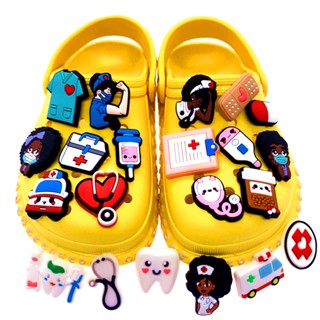 หูฟังน่ารัก Crocs Jibbitz ทางการแพทย์ พยาบาล จิบิต จี้ Pin Ambulance Jibitz Crocks สําหรับผู้ชาย เครื่องประดับตกแต่งรองเท้า