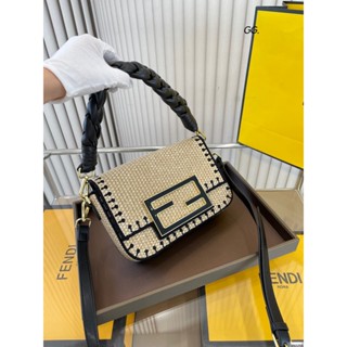 Fendi ใหม่ กระเป๋าสะพายไหล่ ทรงเมสเซนเจอร์ สไตล์ตะวันตก คลาสสิก เข้ากับทุกการแต่งกาย พร้อมกล่อง สําหรับผู้หญิง