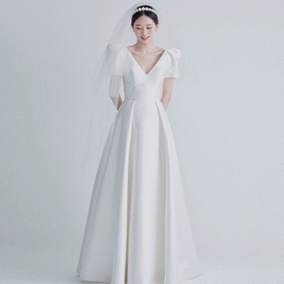 สไตล์เกาหลี คอวี ชุดแต่งงานที่เรียบง่าย ผ้าซาติน แขนสั้น ใหม่ แฟชั่นเจ้าสาว ริมทะเล สนามหญ้า งานแต่งงาน ฮันนีมูน ภาพท่องเที่ยว ชุดเดรสสีขาว