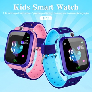 นาฬิกาเด็ก นาฬิกาสมาร์ท SOS เครื่องติดตาม กล้อง โทรออกได้ รับโทรศัพท์ได้ ทัชสกรีน มีเกมบวกเลข มีไฟฉาย Kids Smart Watch
