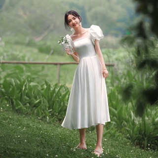 ชุดแต่งงานที่เรียบง่ายใหม่ผ้าซาตินแขนสั้นแฟชั่นเจ้าสาวริมทะเลสนามหญ้าฮันนีมูนเดินทางชุดสีขาว