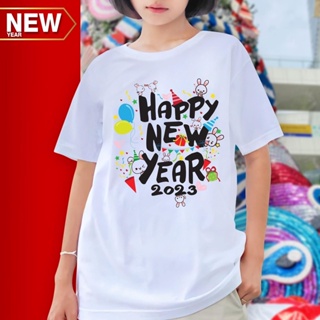 oversize T-shirt ขายปีใหม่เสื้อยืดผ้าฝ้าย 2023 เสื้อปีใหม่ (ลาย HAPPY NEW YEAR ลูกโป่ง) ผ้าไมโคร ใส่สบาย พร้อมส่งS-5XL S