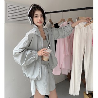 เสื้อแจ็กเก็ตกีฬาลําลอง กันแดด แบบบาง แห้งเร็ว และกางเกงขาสั้น เอวสูง สุดชิค เหมาะกับฤดูร้อน สองชิ้น