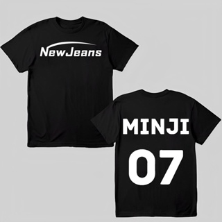 เสื้อยืดคุณภาพดี      เสื้อยืดแฟชั่น NewJeans girl group debut surrounding members T-shirt loose song