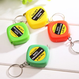 1pcs น่ารัก 1 เมตรรถ Keyfob เครื่องมือยอดนิยมมินิเทปวัดพวงกุญแจแบบพกพาสีสุ่ม