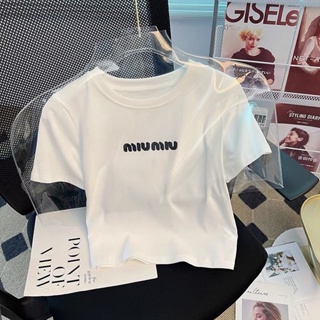 Miumiu ลดราคา ราคาถูก เสื้อยืดครอปท็อป แขนสั้น ผ้าฝ้าย 100% สีดํา สีขาว เรียบง่าย สําหรับผู้หญิง