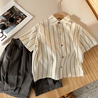 พร้อมส่ง ลดกระหน่ํา เสื้อเชิ้ตแขนสั้น กางเกงขาสั้น ลายทาง สีขาว สไตล์เกาหลี และญี่ปุ่น สําหรับเด็กผู้ชาย สองชิ้น
