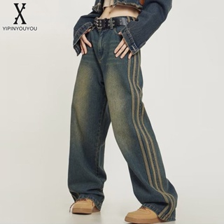 YIPINYOUYOU   กางเกงยีนส์ผู้ชายสไตล์อเมริกันย้อนยุคเอวสูงหลวมด้านข้างลายกางเกงยีนส์ทั้งชายและหญิงสามารถสวมใส่ได้
