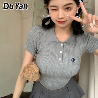 Du Yan เสื้อยืดโปโล แขนสั้น พิมพ์ลาย สไตล์เรโทร ทรงสลิมฟิต ติดกระดุมหน้าท้อง