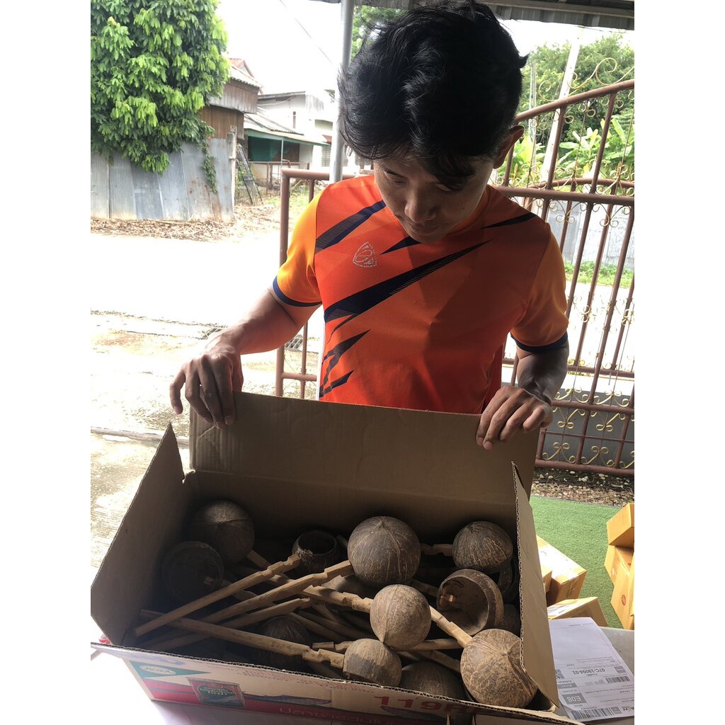 กระบวยตักน้ำกะลา-คนเมือง-hand-made-งานไม้-กระบวยตักน้ำ-งานฝีมือ-กระบวยตักน้ำ-กะลามะพร้าว-dipper-made-from-coconut-she