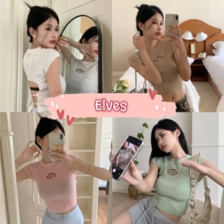 Elves✨พร้อมส่ง✨ เสื้อครอปไหมพรม แขนสั้นดีเทลเว้าหน้าอกเล็กน้อย  ~49126~ -C